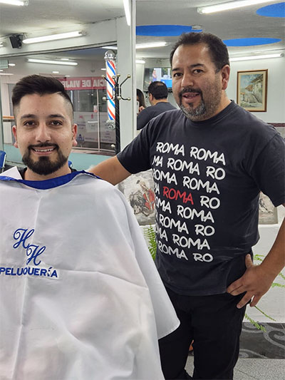 Cliente maduro con barba hecha candado 