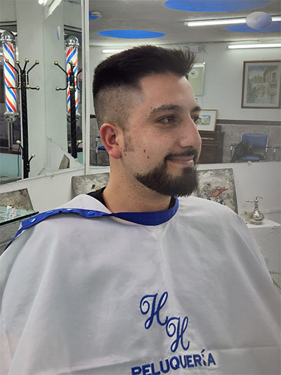 Cliente maduro con barba hecha candado