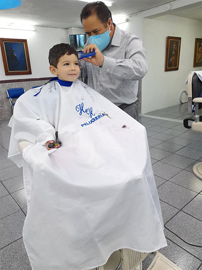 Cliente maduro con barba hecha candado 